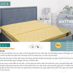 Đệm foam cứng Luca màu vàng nhạt, được đặt gọn gàng trên một chiếc giường bọc vải màu xám hiện đại. Góc chụp ngang, cận cả…