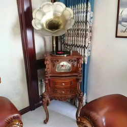 Máy phát nhạc tân cổ điển GK01 được chụp chính diện, đặt trong góc phòng khách sang trọng. Thân máy bằng gỗ sồi tự nhiên m…