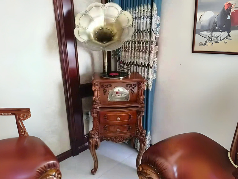 Máy phát nhạc tân cổ điển GK01 được chụp chính diện, đặt trong góc phòng khách sang trọng. Thân máy bằng gỗ sồi tự nhiên m…