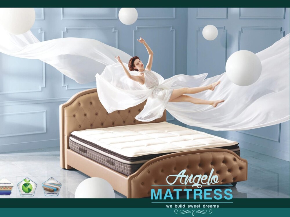 Đệm Foam Memory Sara được đặt trên một chiếc giường tân cổ điển bọc da/nỉ màu nâu be, đầu giường có họa tiết trám. Một ngư…