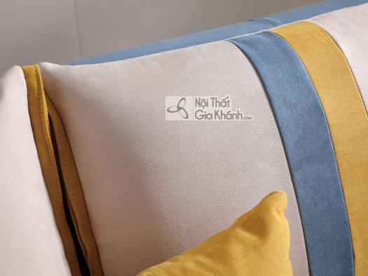 Cận cảnh chi tiết gối tựa lưng của sofa SF197-2G. Gối màu kem với các đường sọc dọc màu xanh dương và vàng nổi bật, tạo đi…