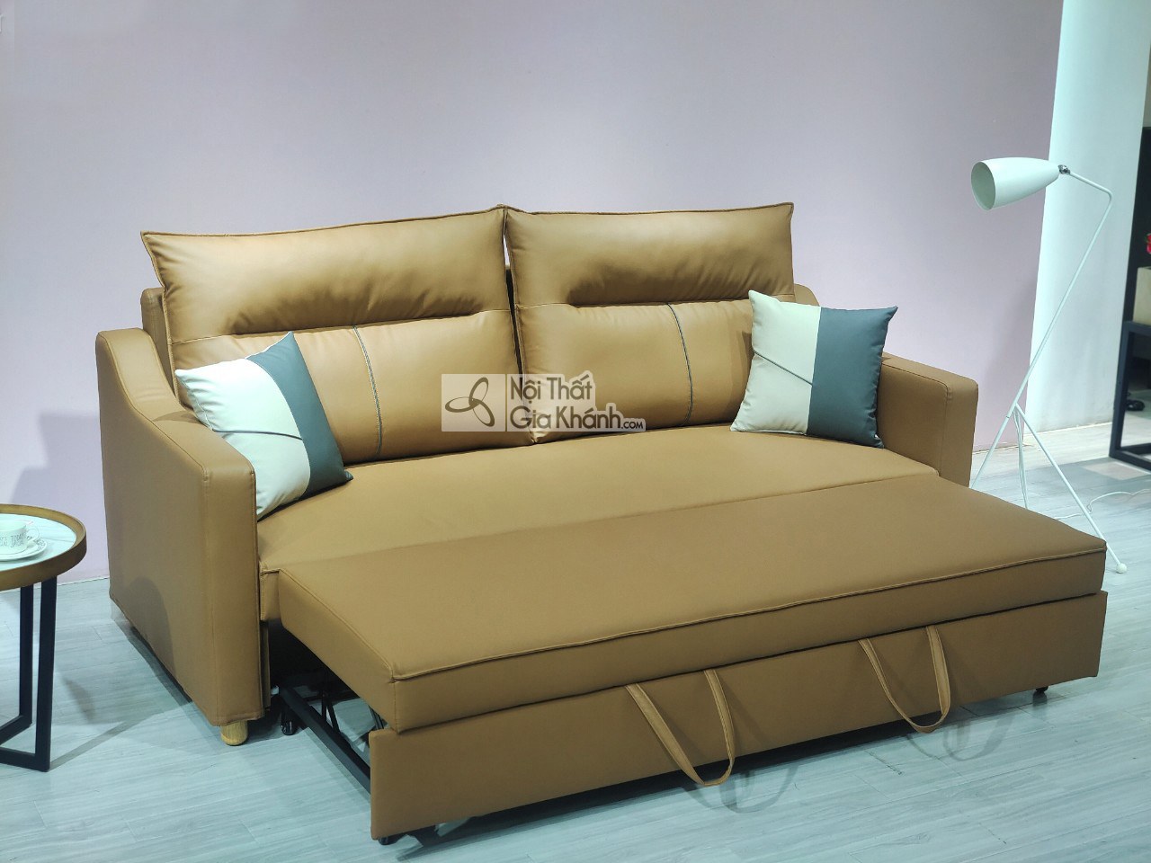 Hình ảnh cận cảnh sofa giường SF1056A-G đã được mở rộng thành giường ngủ, cho thấy cơ chế kéo tiện lợi. Phần đệm ngồi được…