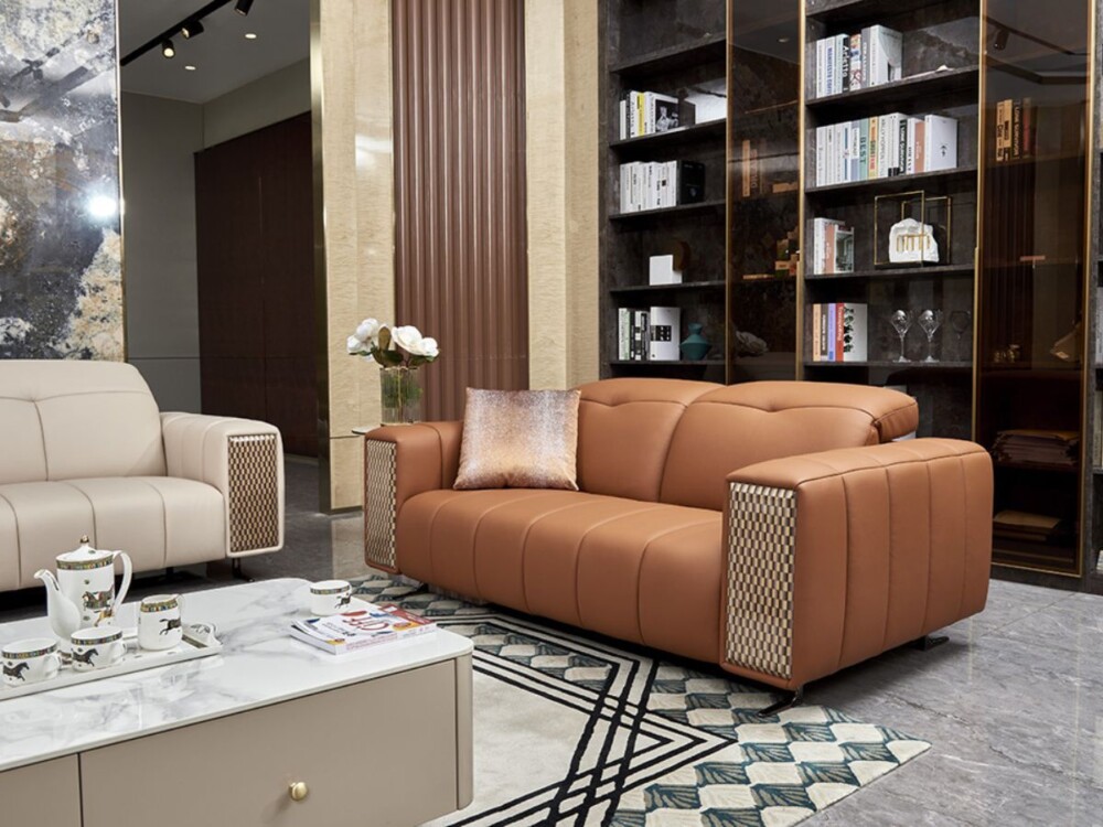 Góc cận cảnh bộ sofa SBQ336-1123 với băng 2 chỗ màu nâu da bò và một phần băng 3 chỗ màu be. Băng sofa nâu da bò nổi bật v…