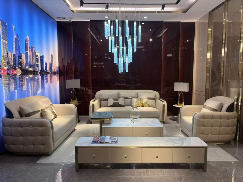 Bộ sofa SBQ660-123 phong cách luxury gồm một ghế đơn, một băng hai và một băng ba, được bọc da thật màu kem sang trọng. Cá…