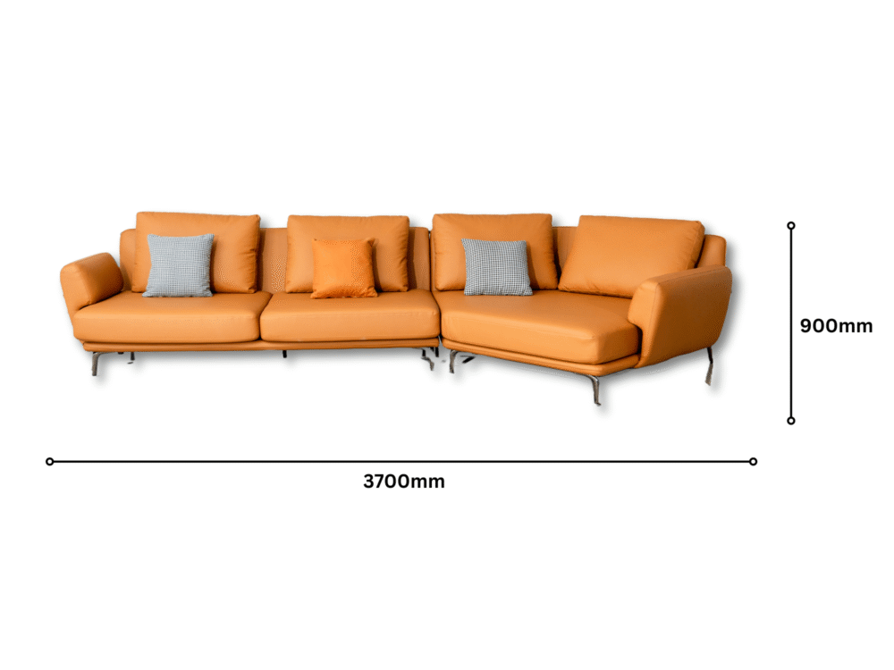 Bộ sofa da góc màu cam được chụp chính diện trên nền trắng, kèm theo chú thích kích thước tổng thể. Sofa có chiều dài 3700…