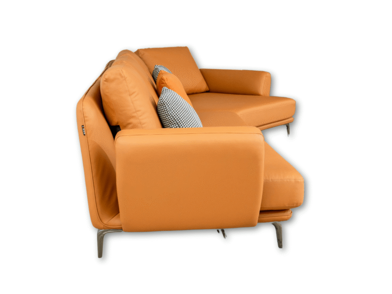Bộ sofa da góc màu cam được chụp từ góc thấp, chếch bên phải, trên nền trắng. Hình ảnh làm nổi bật phần chân thép carbon m…