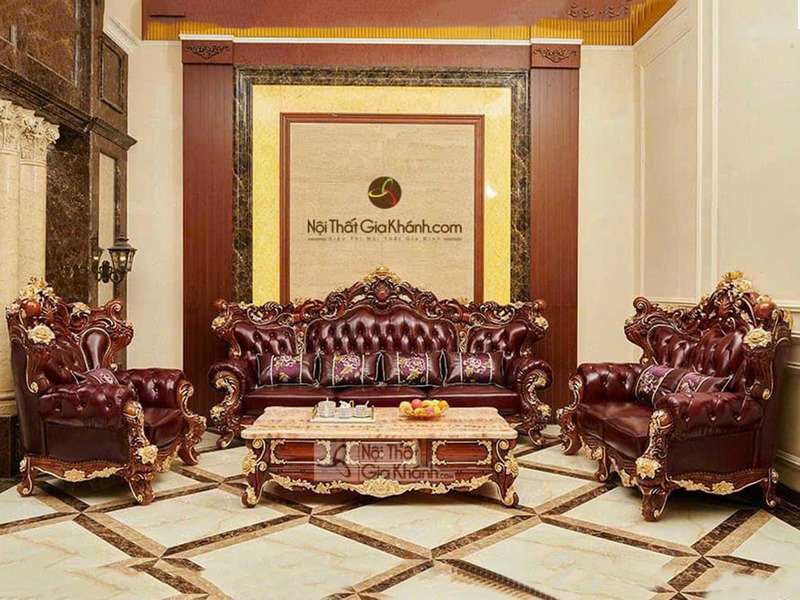 Toàn cảnh bộ sofa tân cổ điển SB926-124 màu đỏ đô sang trọng, đặt trong không gian phòng khách rộng lớn với sàn gạch họa t…