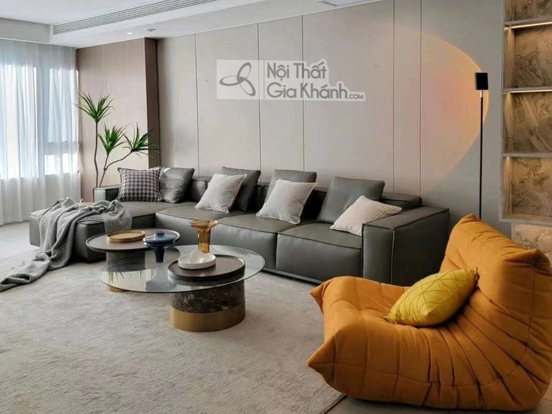Hình ảnh toàn cảnh phòng khách sang trọng, chụp từ phía trước bên phải, bao quát bộ sofa góc phải SF1801GP và các đồ nội t…