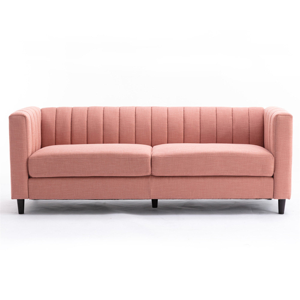 Sofa băng bọc vải màu hồng nhạt được chụp chính diện trên nền trắng tinh khiết, làm nổi bật toàn bộ kiểu dáng hiện đại, th…