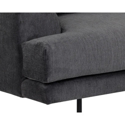 Cận cảnh chi tiết tay vịn và đệm ngồi của sofa bọc vải màu xám đậm. Tay vịn có thiết kế vuông vắn, dày dặn, kết hợp với đệ…