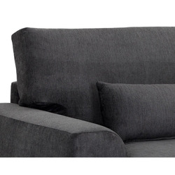 Cận cảnh phần tựa lưng và gối tựa nhỏ của sofa bọc vải màu xám đậm. Tựa lưng có độ cao vừa phải, ôm sát cơ thể, kết hợp vớ…