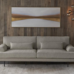 Sofa băng hiện đại màu be nhạt, chụp chính diện, nổi bật với thiết kế tối giản, tay vịn thấp và chân thép không gỉ sơn đen…