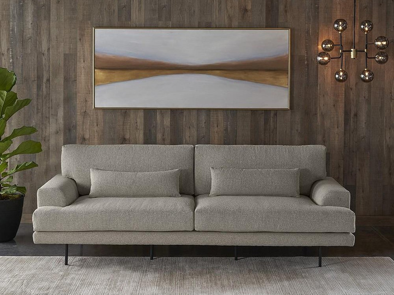 Sofa băng hiện đại màu be nhạt, chụp chính diện, nổi bật với thiết kế tối giản, tay vịn thấp và chân thép không gỉ sơn đen…