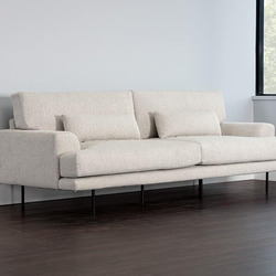 Sofa băng bọc vải màu be nhạt, chụp góc nghiêng, nổi bật với thiết kế hiện đại và thanh lịch. Sofa có hai gối tựa nhỏ, đặt…