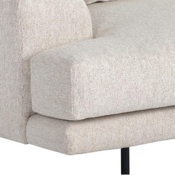 Cận cảnh chi tiết tay vịn và đệm ngồi của sofa bọc vải màu be nhạt. Tay vịn được thiết kế vuông vắn, tạo sự chắc chắn và h…