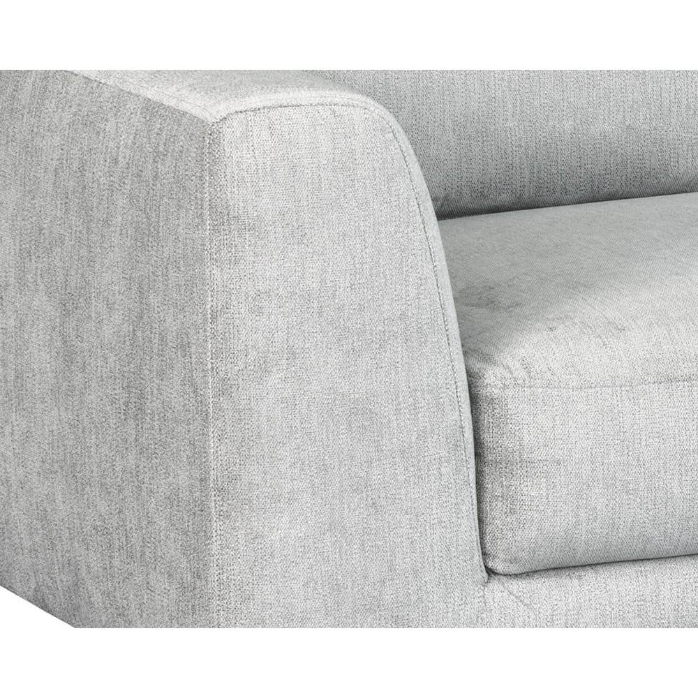 Cận cảnh tay vịn và đệm ngồi của sofa bọc vải màu xám đậm, cho thấy rõ kết cấu vải dệt và độ dày của đệm mút. Tay vịn được…