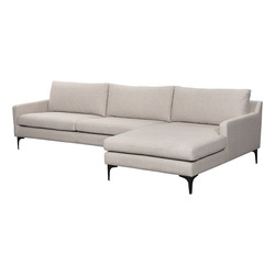 Góc chụp từ trên xuống của mẫu sofa lệch góc bọc vải màu be nhạt, thể hiện rõ cấu trúc ba chỗ ngồi và phần ghế dài thư giã…