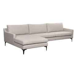 Sofa lệch góc bọc vải cao cấp màu be nhạt, chụp chính diện trên nền trắng. Sofa có ba đệm ngồi và một phần ghế dài ở bên p…