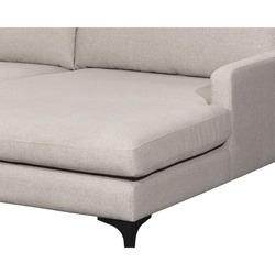 Cận cảnh phần góc lệch của sofa bọc vải màu be nhạt, cho thấy chất liệu vải mềm mại và đường may tỉ mỉ. Chân sofa làm từ t…