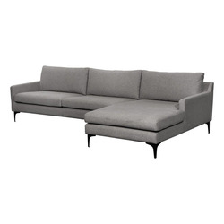 Sofa lệch góc bọc vải màu xám đậm, chụp từ phía trước trên nền trắng. Thiết kế sofa có tay vịn thấp, tựa lưng thoải mái và…