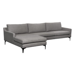 Sofa lệch góc bọc vải màu xám đậm, được chụp từ góc nhìn trên cao, làm nổi bật tổng thể thiết kế hiện đại và tiện dụng. So…