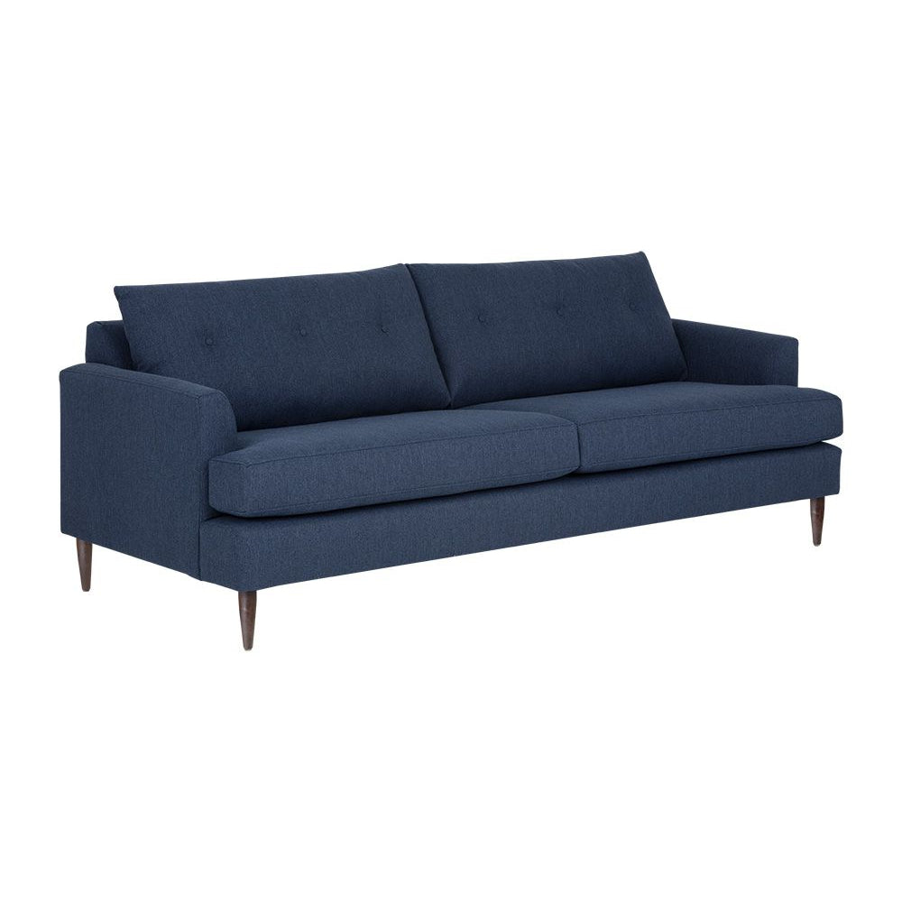 Sofa băng hai chỗ bọc vải màu xanh đậm, chụp góc nghiêng trên nền trắng. Thiết kế hiện đại với tay vịn thấp, đệm tựa lưng…