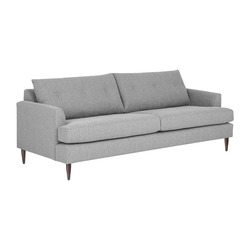 Sofa băng hai chỗ ngồi bọc vải màu xám nhạt, chụp góc nghiêng trên nền trắng. Thiết kế hiện đại với tay vịn thấp, đệm tựa…