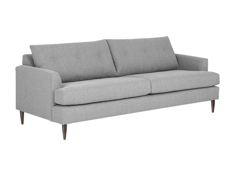 Sofa băng hai chỗ ngồi bọc vải màu xám nhạt, chụp góc nghiêng trên nền trắng. Thiết kế hiện đại với tay vịn thấp, đệm tựa…