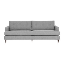 Hình ảnh chính diện của sofa băng bọc vải màu xám nhạt trên nền trắng. Sofa có hai đệm ngồi và hai đệm tựa lưng rời, với c…