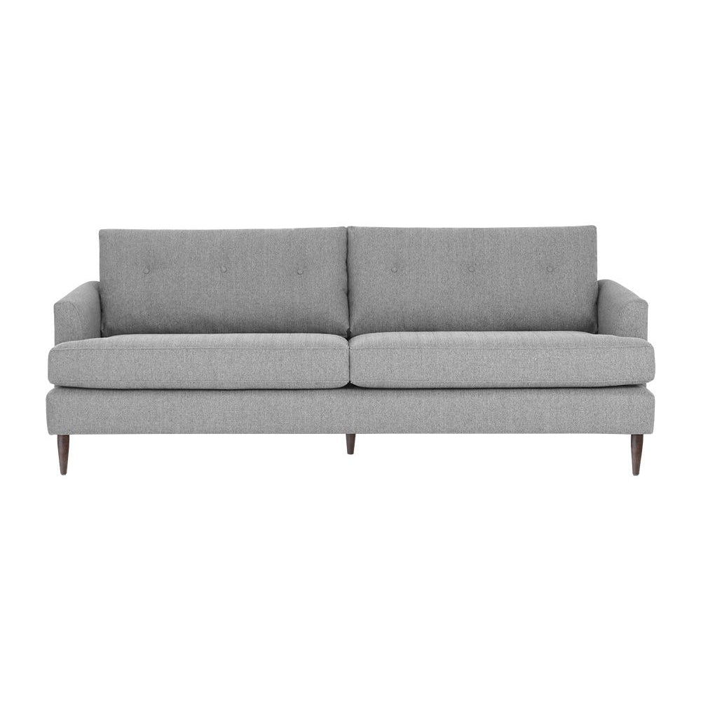 Hình ảnh chính diện của sofa băng bọc vải màu xám nhạt trên nền trắng. Sofa có hai đệm ngồi và hai đệm tựa lưng rời, với c…