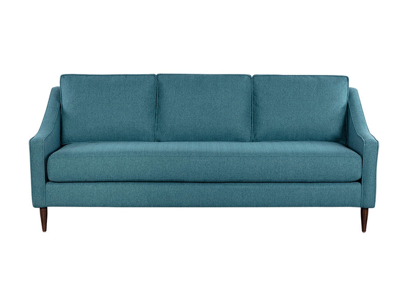 Sofa băng ba chỗ ngồi màu xanh ngọc bọc vải, chụp chính diện trên nền trắng. Sofa có thiết kế tối giản, thanh lịch với ba…