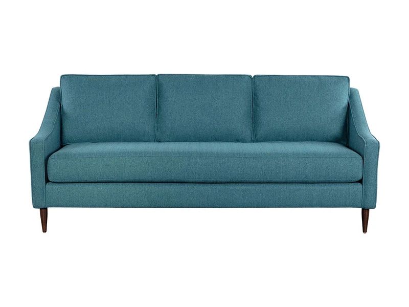 Sofa băng ba chỗ ngồi màu xanh ngọc bọc vải, chụp chính diện trên nền trắng. Sofa có thiết kế tối giản, thanh lịch với ba…