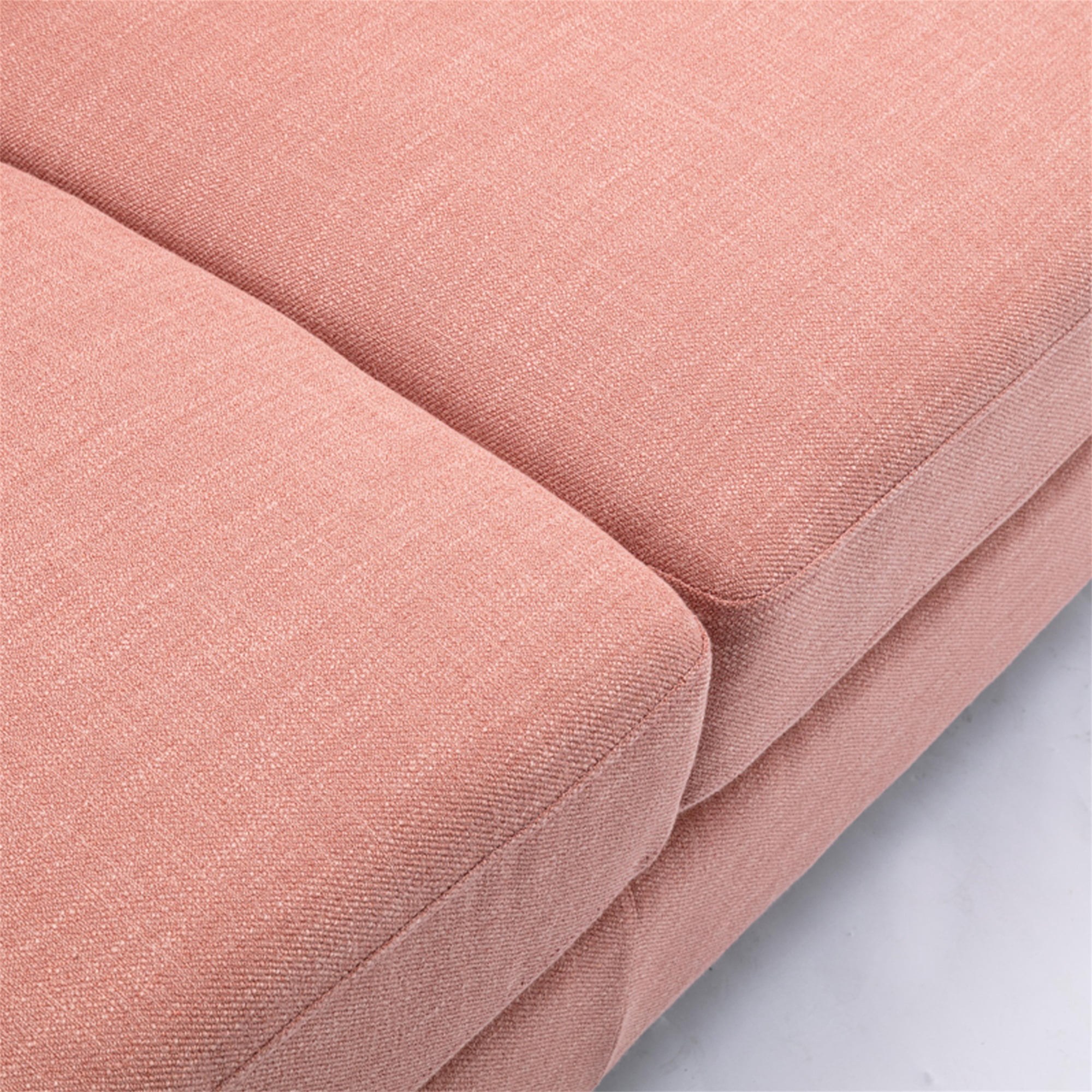 Ảnh cận cảnh chi tiết bề mặt vải bọc sofa màu hồng nhạt, cho thấy rõ kết cấu dệt của sợi vải và đường may chắc chắn giữa c…