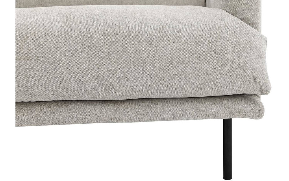 Cận cảnh phần đệm ngồi và chân của sofa Michelle SF-452. Đệm ngồi dày dặn, bọc vải màu be nhạt với đường may tinh tế, kết…