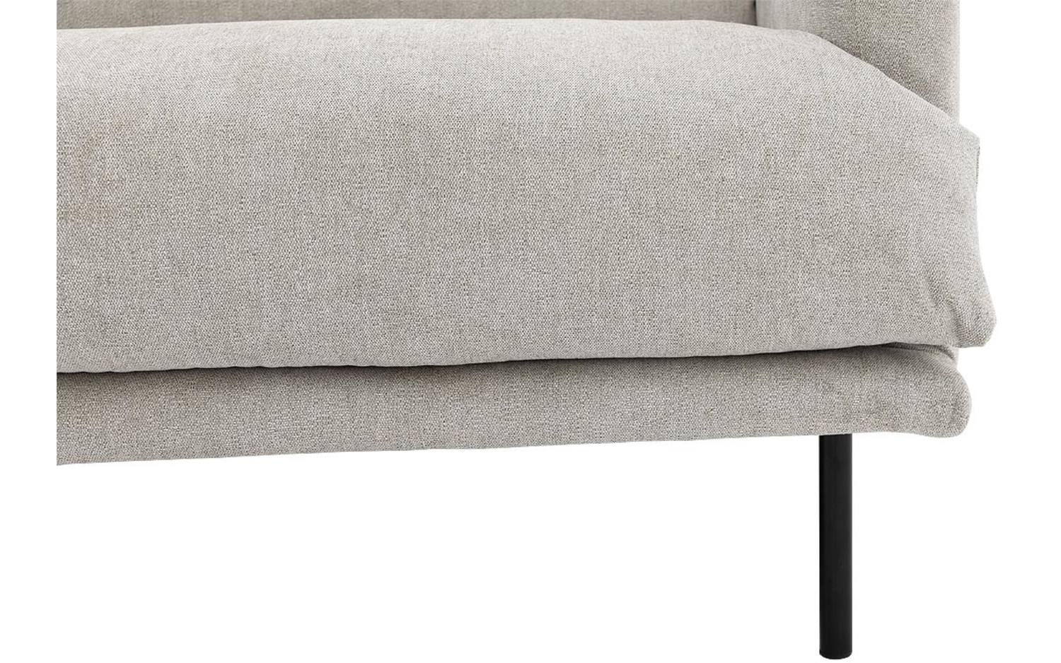 Cận cảnh phần đệm ngồi và chân của sofa Michelle SF-452. Đệm ngồi dày dặn, bọc vải màu be nhạt với đường may tinh tế, kết…