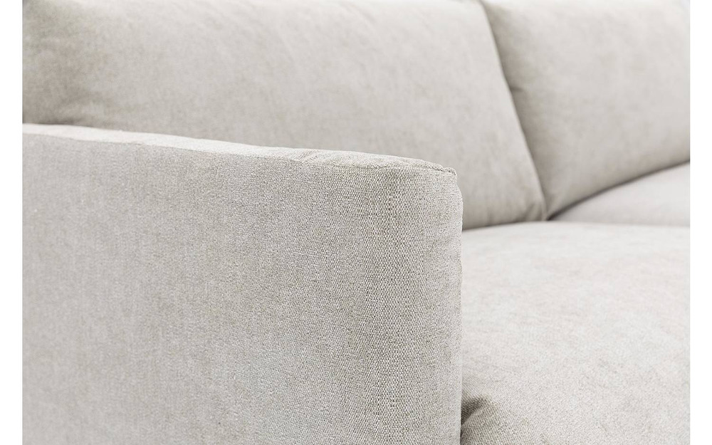 Cận cảnh tay vịn của sofa Michelle SF-452. Tay vịn thấp, vuông vắn, được bọc vải màu be nhạt mềm mại, tạo cảm giác thoải m…