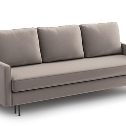 Sofa văng Abbe SF-429 màu xám be, chụp góc 3/4 từ phía trước, trên nền trắng tinh khiết. Sofa có ba đệm ngồi và ba đệm lưn…