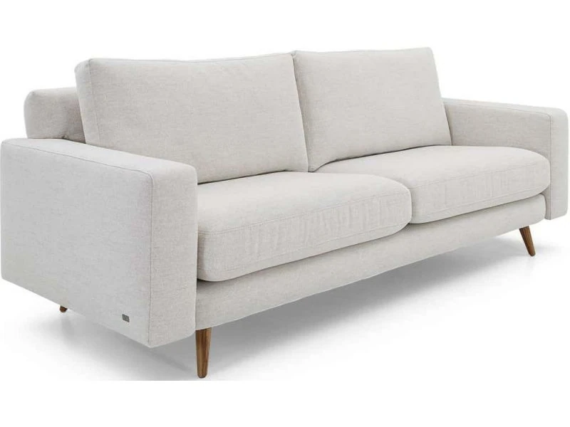 Chiếc sofa băng hiện đại màu be nhạt, được chụp từ góc 3/4 phía trước bên phải, làm nổi bật thiết kế thanh lịch. Sofa có h…