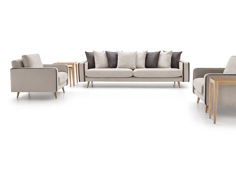 Toàn cảnh bộ sofa phòng khách phong cách hiện đại, bao gồm một sofa băng dài, hai ghế sofa đơn và hai bàn trà nhỏ, tất cả…