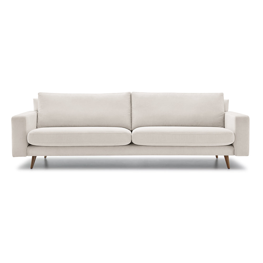 Sofa băng bọc vải màu be nhạt được chụp chính diện, thể hiện rõ kiểu dáng tối giản và hiện đại. Sofa có hai đệm ngồi và ha…
