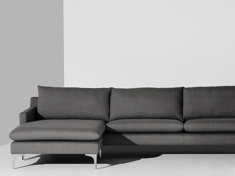Sofa góc SF-387 màu xám đậm, chụp ngang tầm mắt, thể hiện rõ chiều sâu và sự êm ái của các đệm ngồi và tựa lưng. Phần góc…