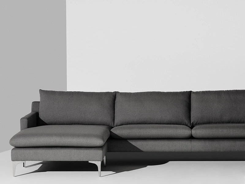 Sofa góc SF-387 màu xám đậm, chụp ngang tầm mắt, thể hiện rõ chiều sâu và sự êm ái của các đệm ngồi và tựa lưng. Phần góc…