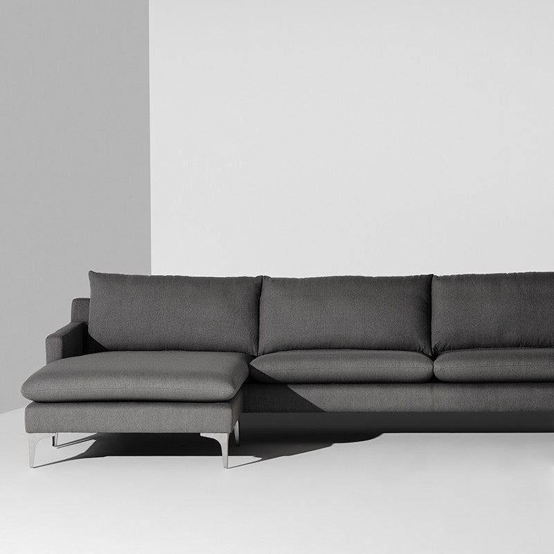Sofa góc SF-387 màu xám đậm, chụp ngang tầm mắt, thể hiện rõ chiều sâu và sự êm ái của các đệm ngồi và tựa lưng. Phần góc…
