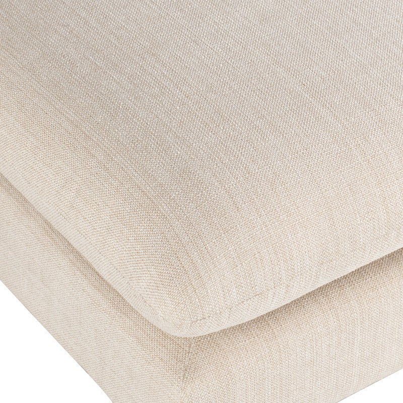 Cận cảnh bề mặt vải bọc của sofa SF-387 màu kem nhạt, cho thấy rõ kết cấu dệt tinh tế và chất liệu vải cao cấp. Các đường…