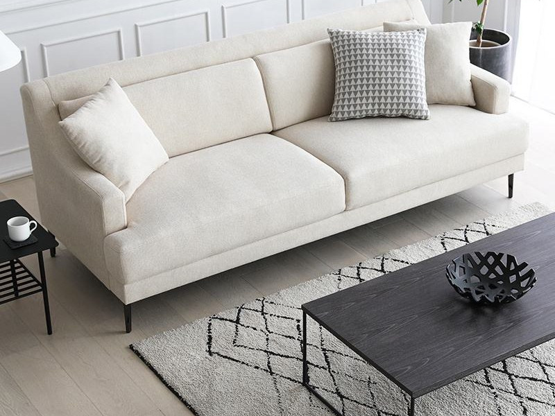 Sofa băng SF-189 màu be nhạt, chụp từ góc cao chéo, đặt trong không gian phòng khách hiện đại. Sofa có đệm ngồi và tựa lưn…