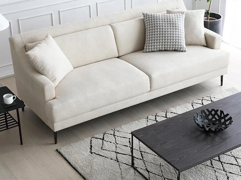 Sofa băng SF-189 màu be nhạt, chụp từ góc cao chéo, đặt trong không gian phòng khách hiện đại. Sofa có đệm ngồi và tựa lưn…