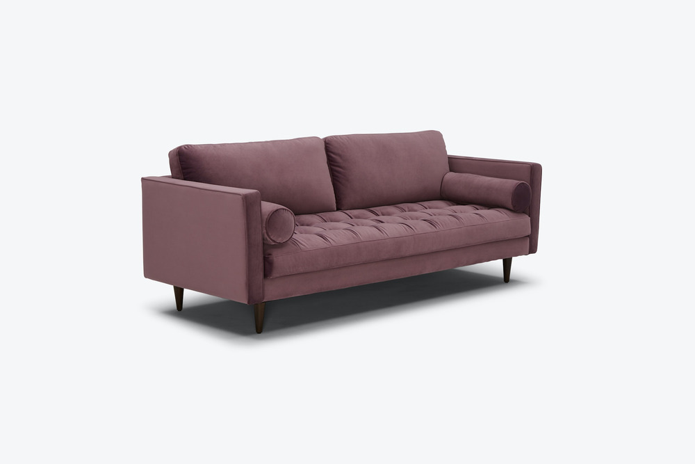 Sofa băng 3 chỗ bọc vải màu hồng đất, chụp trên nền trắng studio. Góc chụp 3/4 từ phía trước, làm nổi bật kiểu dáng hiện đ…