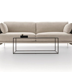 Sofa băng hai chỗ ngồi phong cách hiện đại, chụp chính diện trên nền trắng studio. Sofa bọc vải màu be nhạt, có tay vịn hơ…