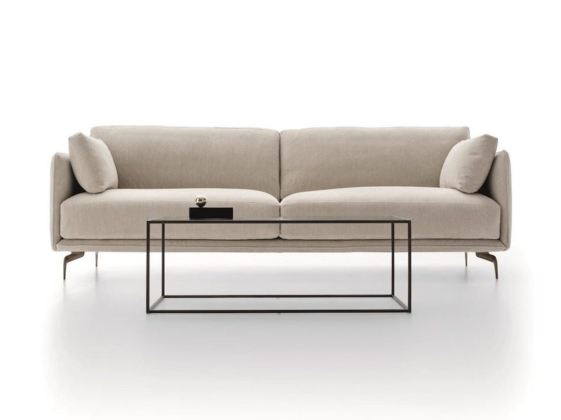 Sofa băng hai chỗ ngồi phong cách hiện đại, chụp chính diện trên nền trắng studio. Sofa bọc vải màu be nhạt, có tay vịn hơ…