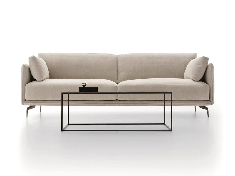 Sofa băng hai chỗ ngồi phong cách hiện đại, chụp chính diện trên nền trắng studio. Sofa bọc vải màu be nhạt, có tay vịn hơ…